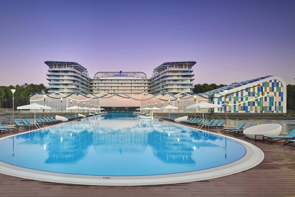 A modern hotel with a large pool, sun loungers, and umbrellas. - Autograph Collection Paragraph Resort & Spa Shekvetili (Shekhvetili)