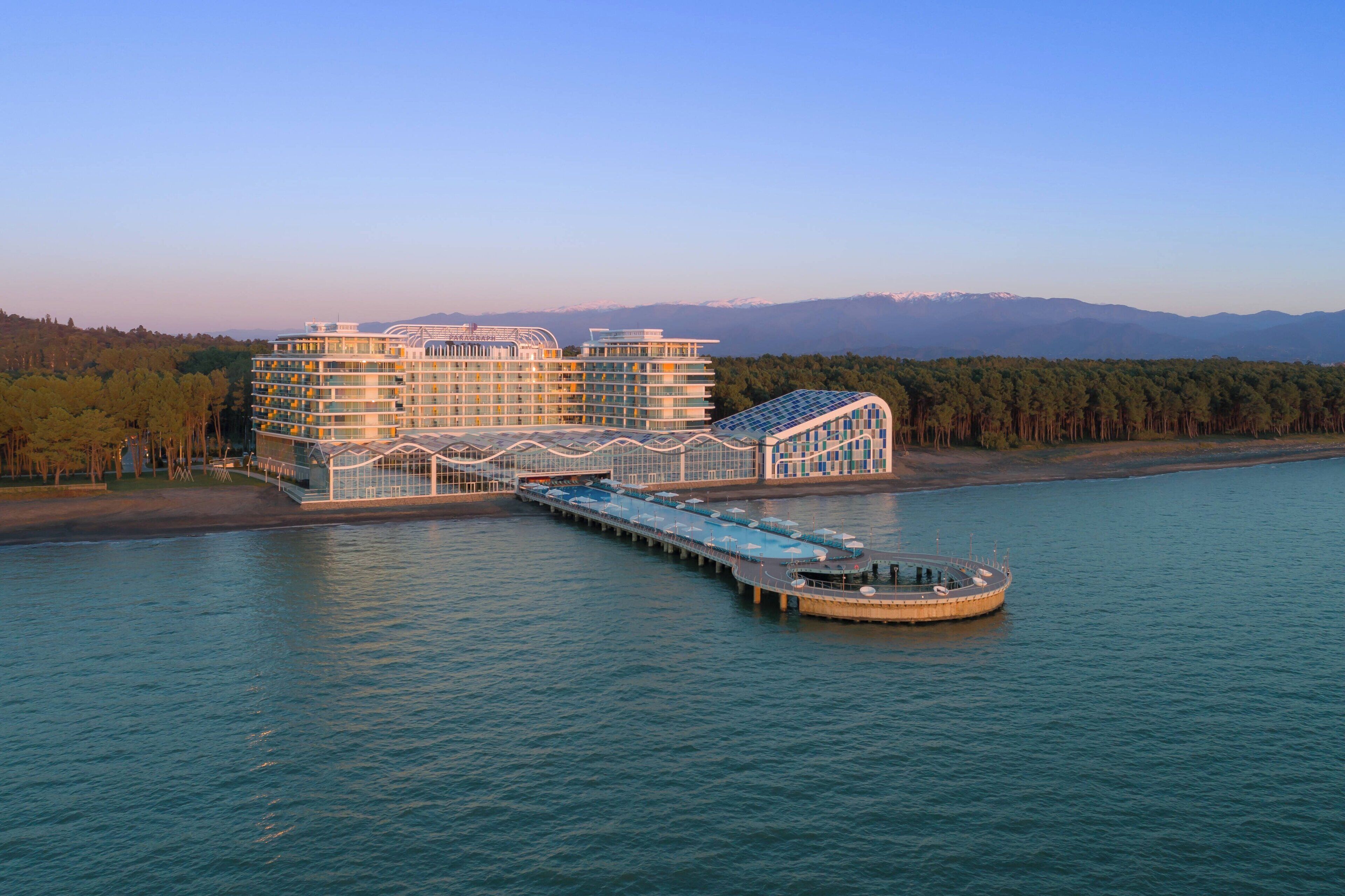 室內泳池、室外泳池；泳池傘、躺椅