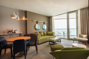 Suite Familiale, 2 chambres, balcon, vue mer | Coin séjour