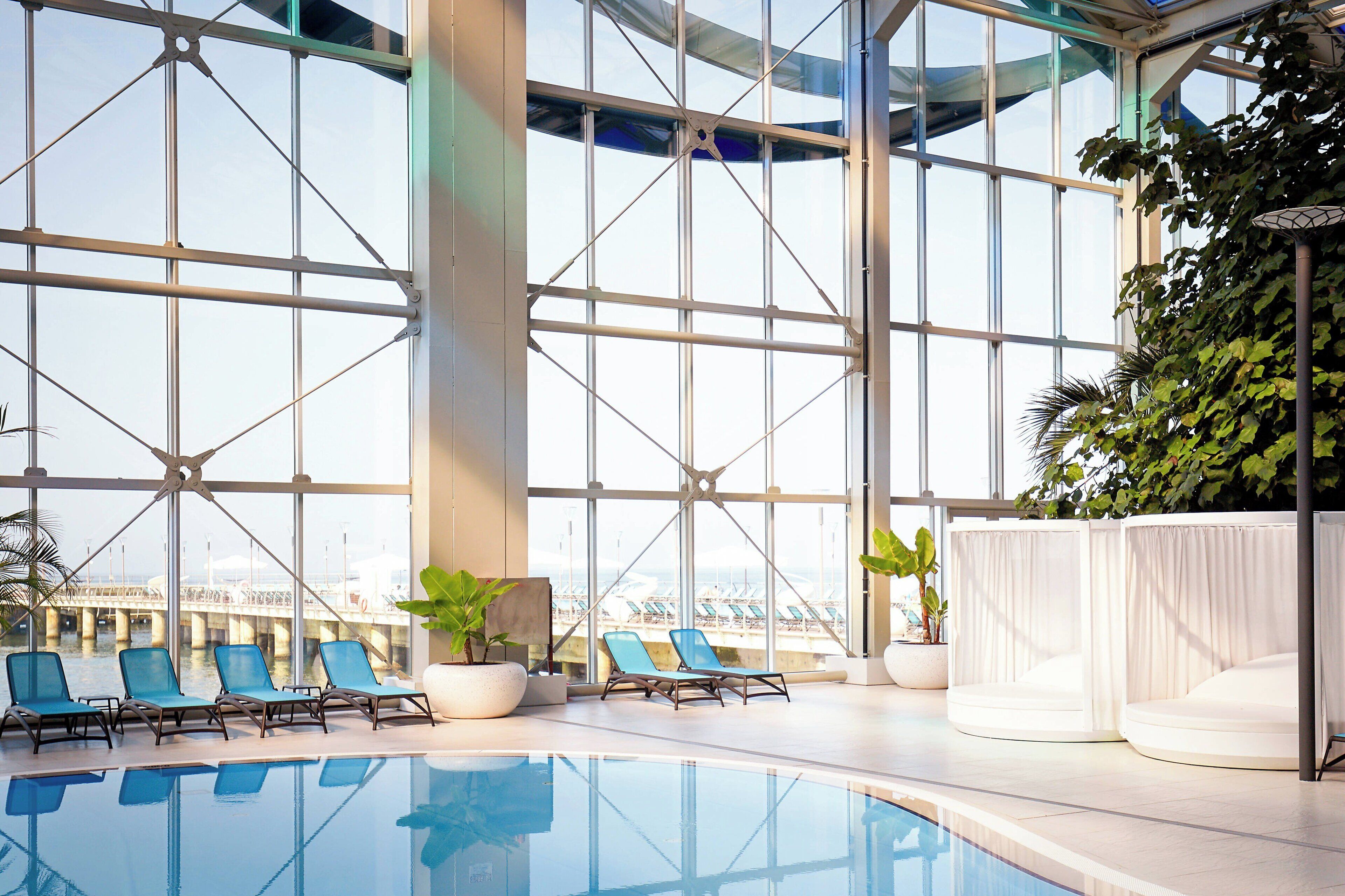 Una piscina interior con vistas despejadas al puerto deportivo y a las embarcaciones, gracias a amplios ventanales.