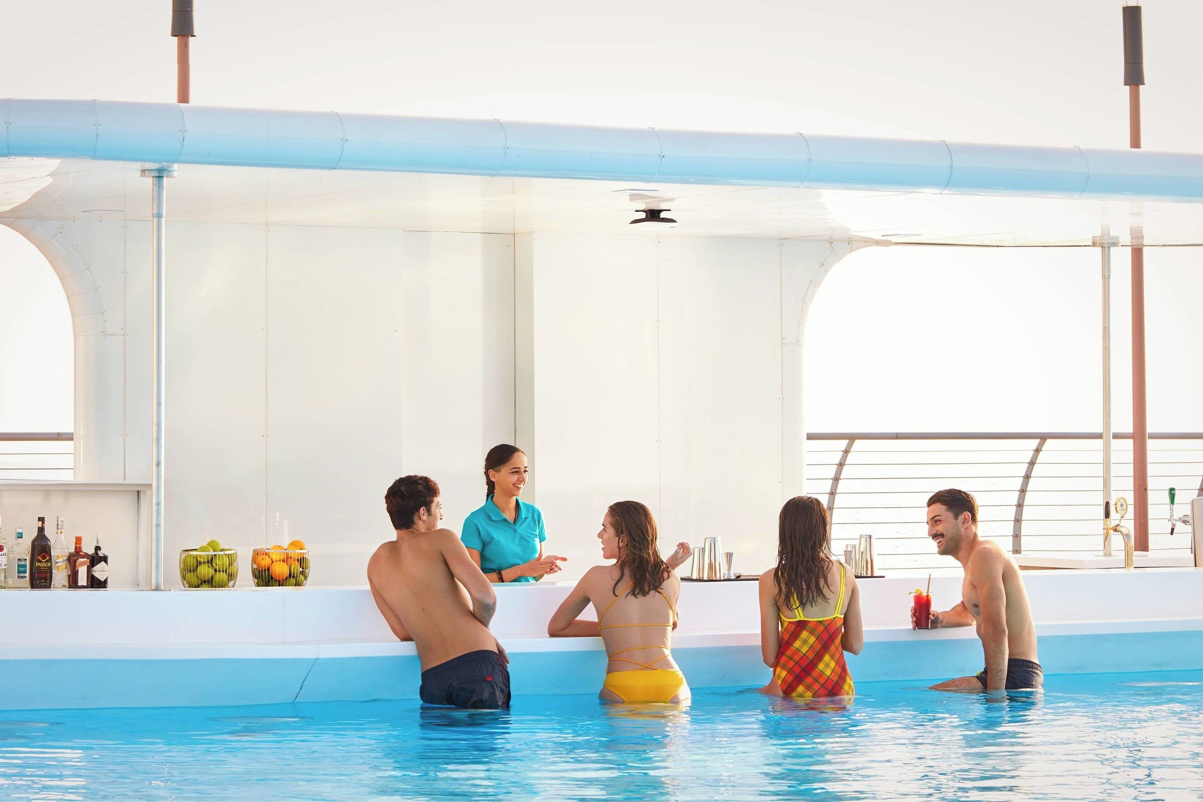 Innenpool, Außenpool, Sonnenschirme, Liegestühle