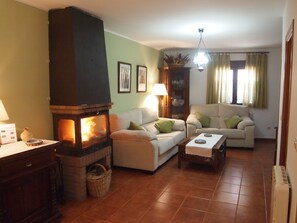 Ferienhaus, 2 Schlafzimmer | Wohnzimmer | Flachbildfernseher, Kamin, DVD-Player