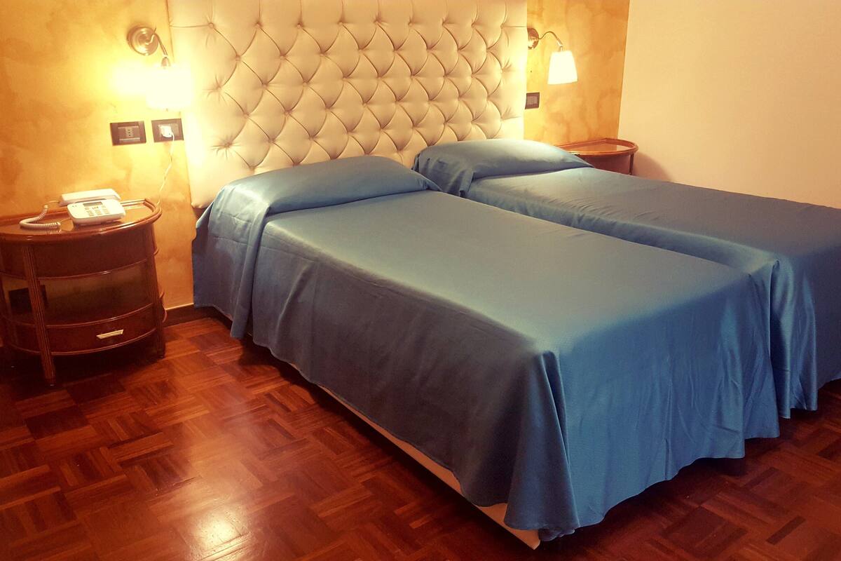 Caja de seguridad en la habitación, escritorio, insonorización y cunas
