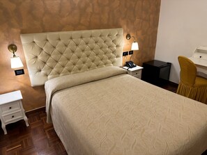 Habitación clásica con 1 cama doble o 2 individuales (up to 2 people) | Caja fuerte, escritorio, sistema de insonorización y cunas (de pago)