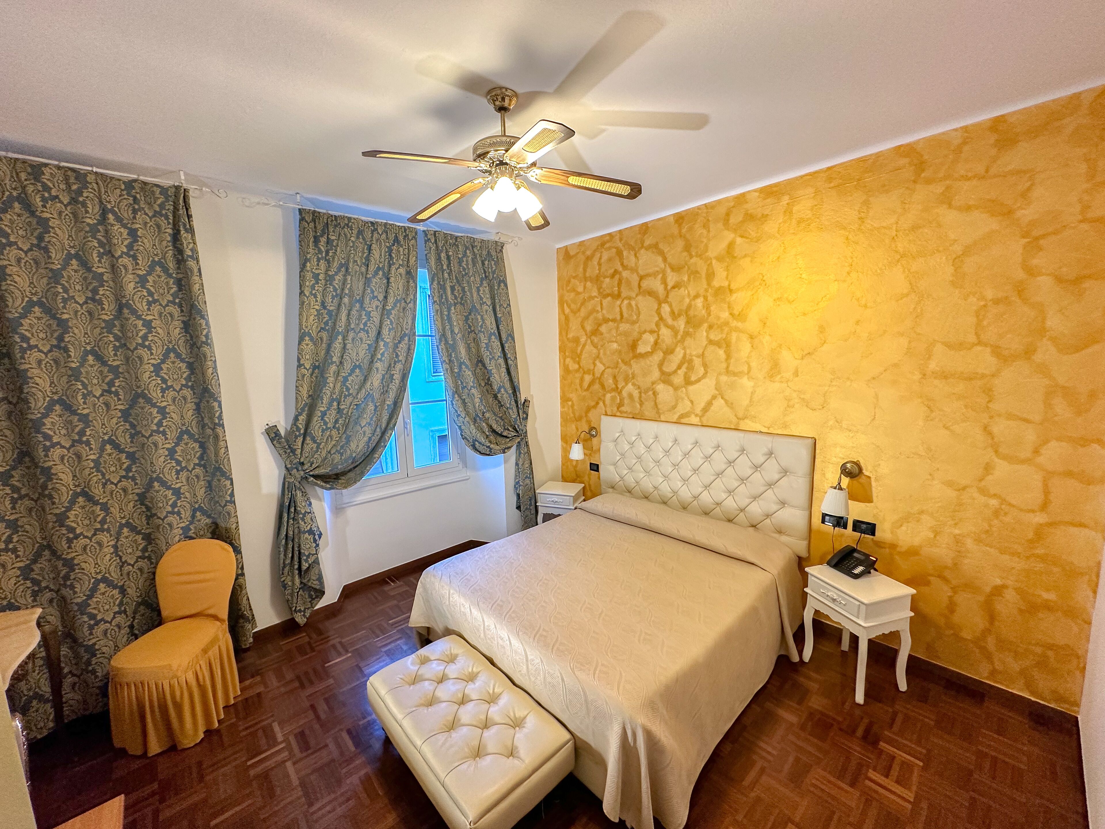 Camera Superior con letto matrimoniale o 2 letti singoli (up to 3 people) | Una cassaforte in camera, una scrivania, insonorizzazione