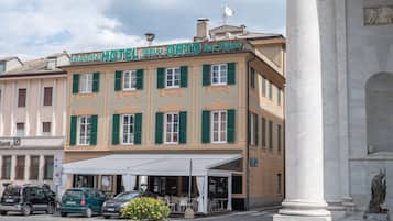 A hotel with a sign reading "HOTEL DEL ORTO bar Pipppo".
