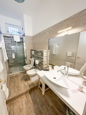 Superior Double or Twin Room (up to 3 people) | Bathroom | Shower, free toiletries, hair dryer, bidet - Hotel dell'Orto (Chiavari)