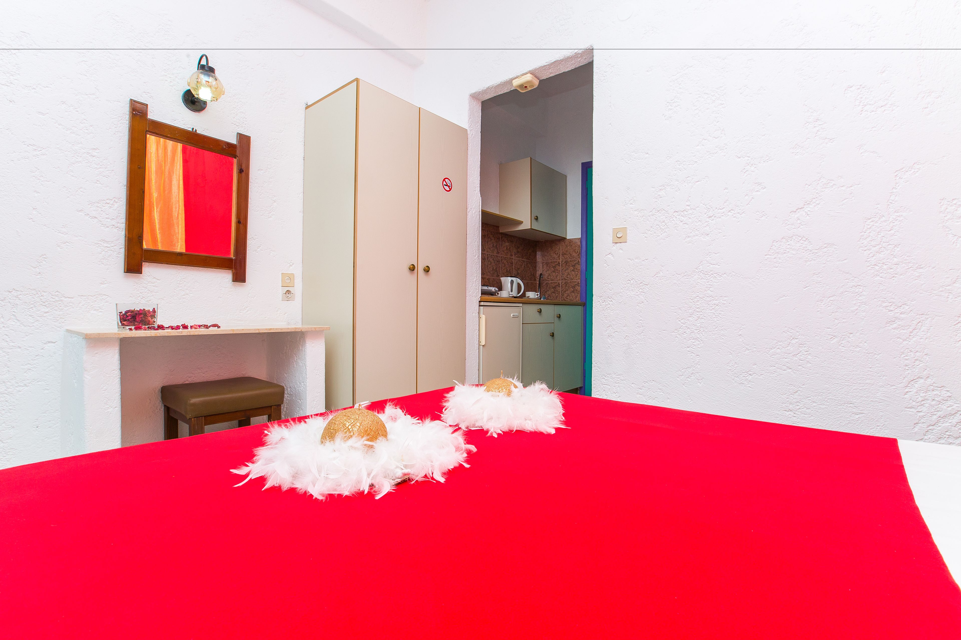 standard studio, 2 single beds | desk, iron/ironing board, free wifi, bed sheets