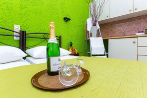 Standard Studio, 3 Twin Beds | Desk, iron/ironing board, free WiFi, bed sheets - Litsa Studios (Hersonissos)