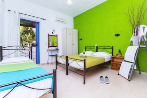 Estudio estándar, 3 camas individuales | Escritorio, tabla de planchar con plancha, wifi gratis y ropa de cama