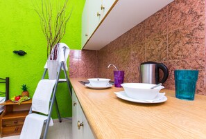 Estudio estándar, 3 camas individuales | Cocina básica privada | Frigorífico, placa de cocina, hervidor eléctrico y utensilios de cocina