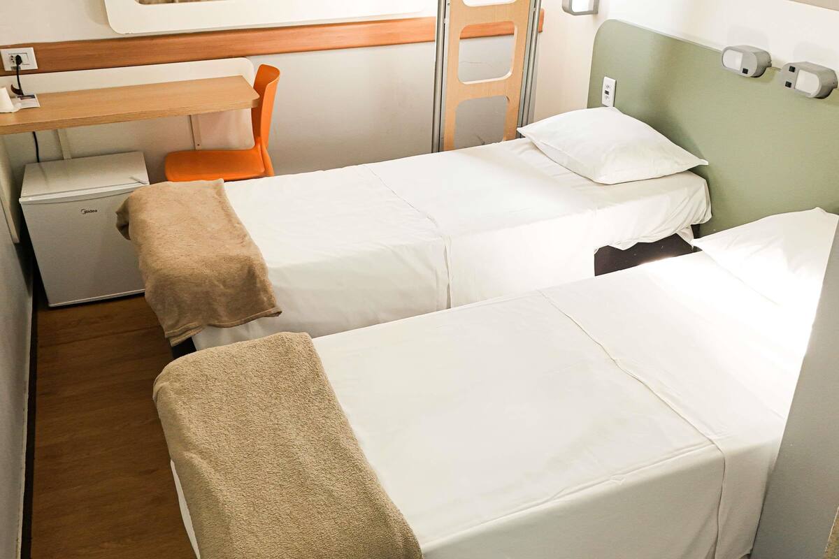 Kamar Standar, 3 Tempat Tidur Twin | Meja kerja, tirai kedap cahaya, kedap suara, dan Wi-Fi gratis