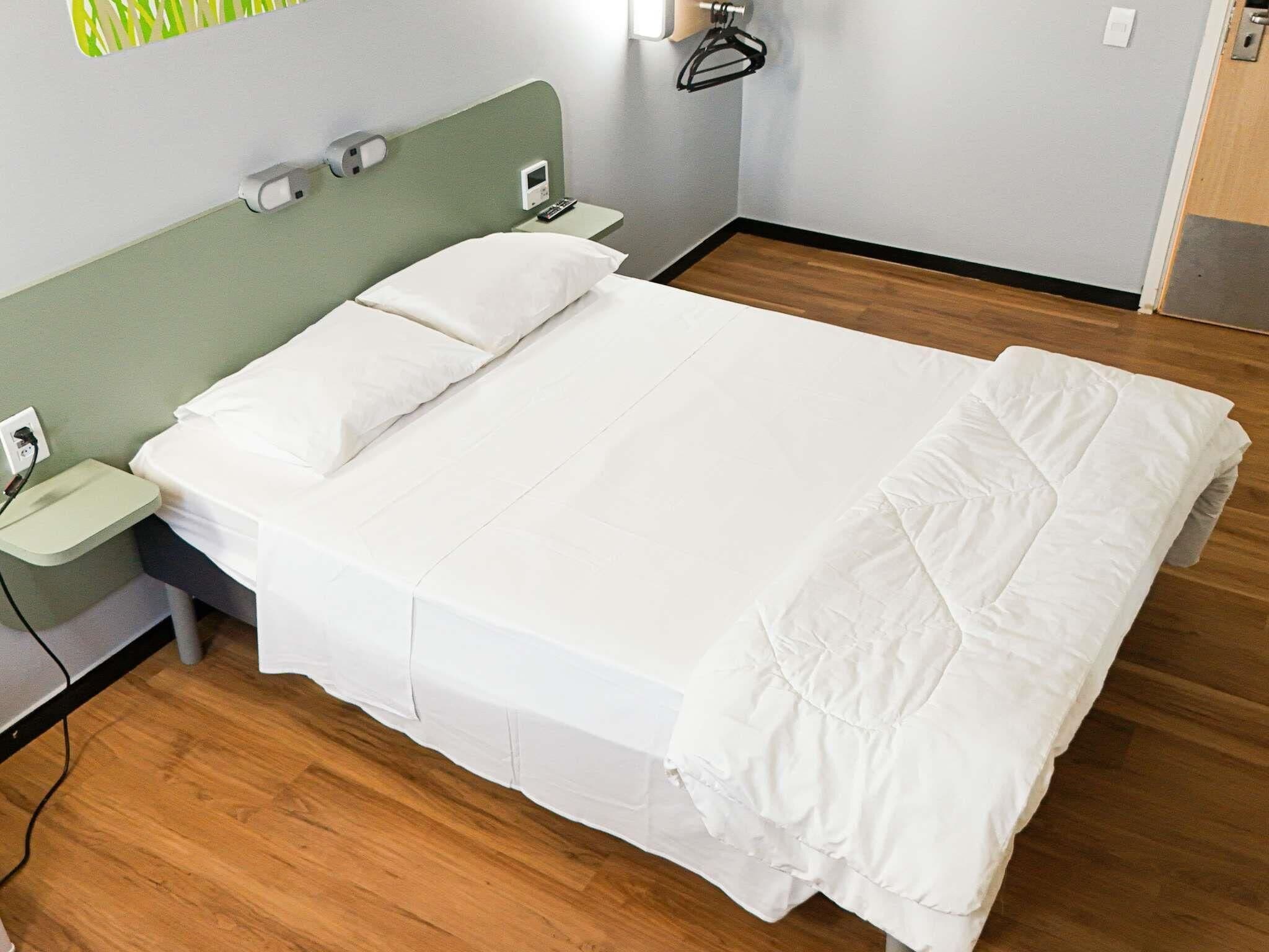 مكتب وستائر تعتيم وتجهيزات عازلة للصوت وواي فاي مجانًا
