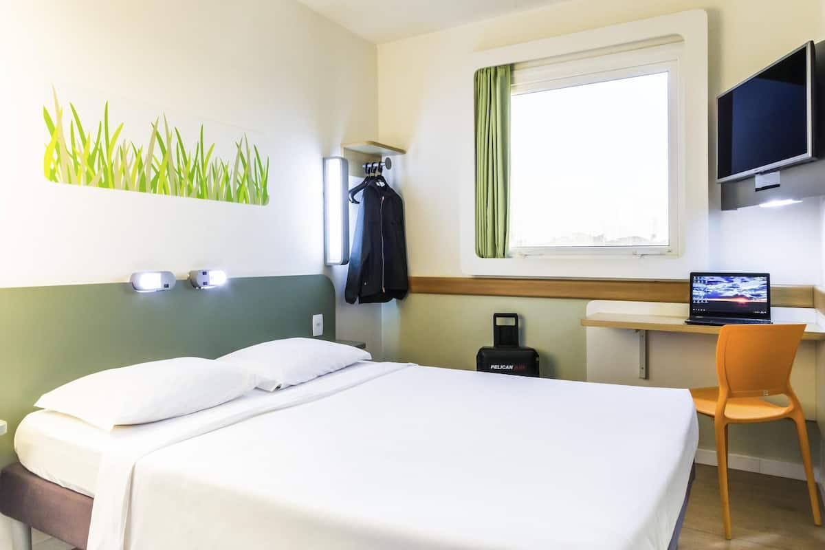 Leilighet, 1 dobbeltseng | Skrivebord, blendingsgardiner, lydisolert og wi-fi (inkludert)