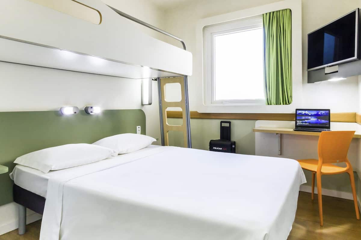 Leilighet, 1 dobbeltseng | Skrivebord, blendingsgardiner, lydisolert og wi-fi (inkludert)