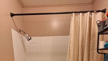 Bañera con ducha, secador de pelo, toallas, jabón