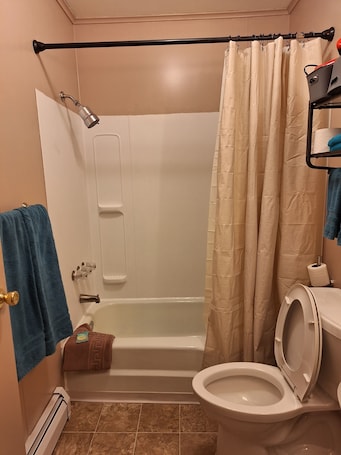 Bañera con ducha, secador de pelo, toallas, jabón. Rest Stop 6 Inn