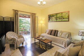 Suite – deluxe, 2 soverom, kjøkken, anneks | Oppholdsrom | En 42-tommers Flatskjerm-TV med digitale kanaler samt TV