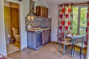 Deluxe Studio, Kitchenette, Garden Area | Private kitchenette | Fridge, espresso maker, coffee/tea maker, electric kettle