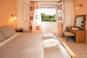 Deluxe Suite, 2 Bedrooms, Kitchen, Annex Building | Egyptian cotton sheets, premium bedding, blackout drapes
