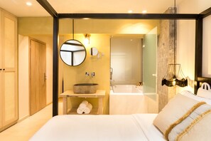 Ground Floor Suite with Hot Tub | 迷你吧、客房内保险箱、办公桌、遮光窗帘