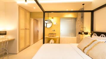 Ground Floor Suite with Hot Tub | Minibar, in-room safe, desk, blackout curtains