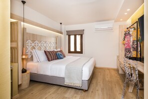 Deluxe Suite | Bar mini, peti besi dalam bilik, meja, langsir/tirai gelap terus 