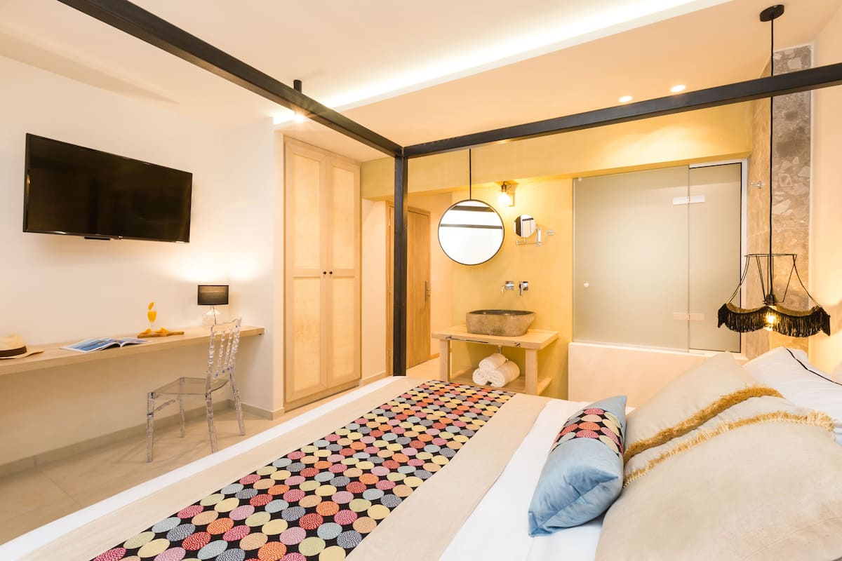 Ground Floor Suite with Hot Tub | 迷你吧、房內夾萬、書桌、遮光窗簾/窗簾