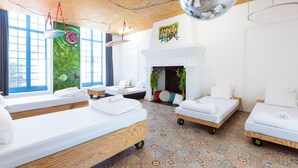 Design Private Deluxe Bedroom for 8 people with a Bathroom | Iron/ironing board (on request), WiFi (free), bed sheets