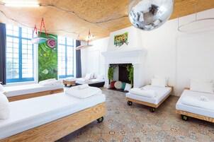 Design Private Deluxe Bedroom for 8 people with a Bathroom | Iron/ironing board, free WiFi, bed sheets