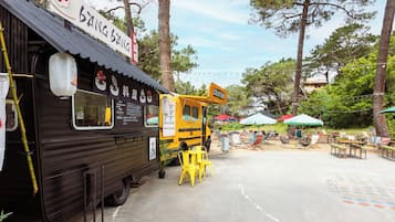 Se sirven desayunos, almuerzos y cocina francesa (con vistas al jardín)