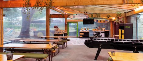 Serveert ontbijt, lunch, diner, Franse gerechten, tuinzicht
