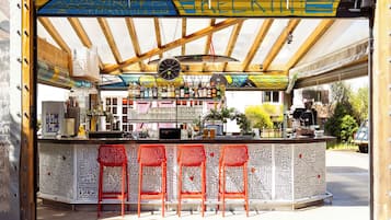 Garden views, serves breakfast, lunch, and dinner
