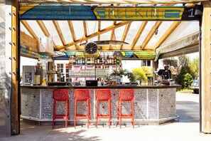 Utsikt mot hagen, serverer frokost, lunsj og middag