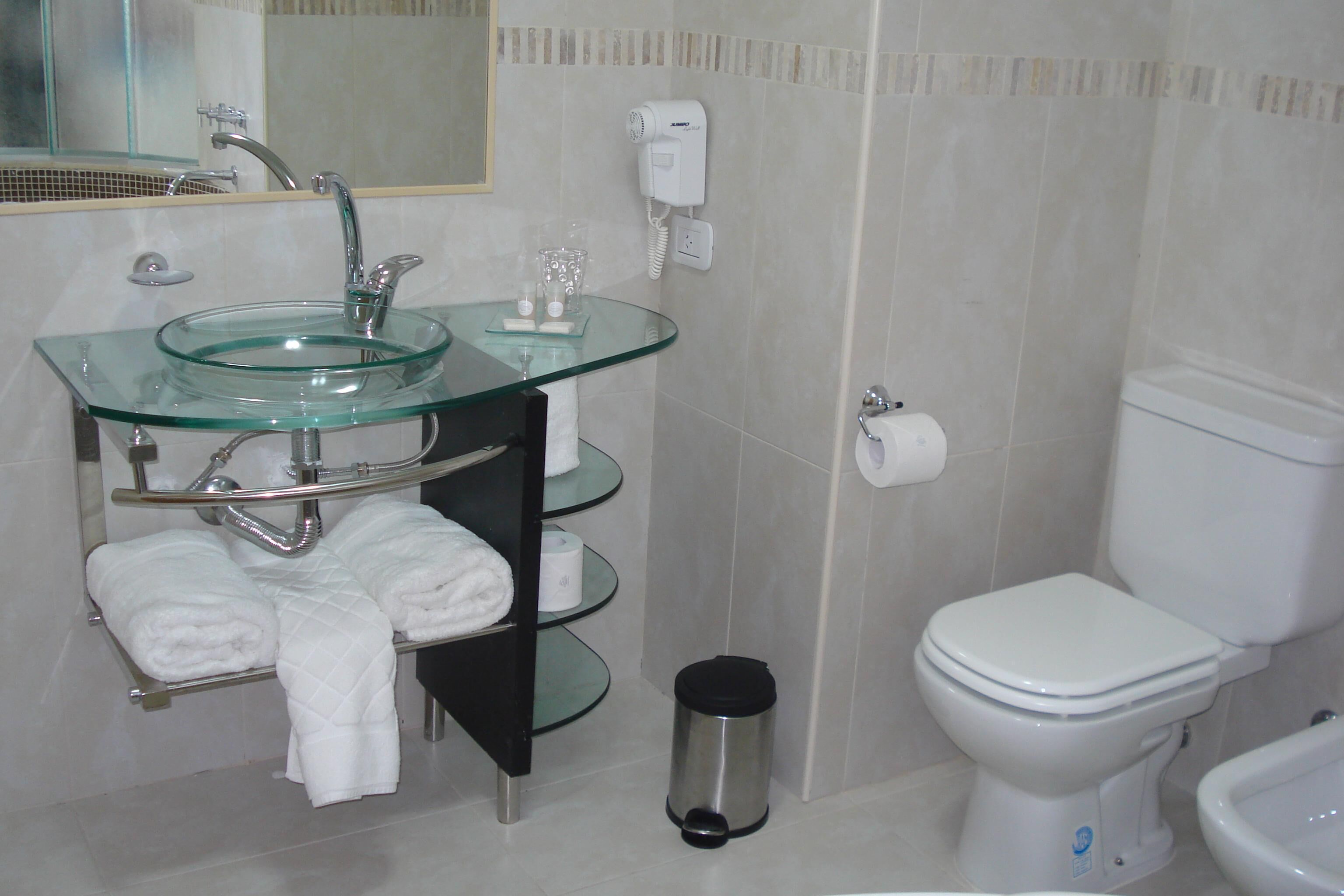 Vòi sen/bồn tắm kết hợp, máy sấy tóc, chậu vệ sinh/vòi rửa, khăn tắm 