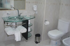 淋浴/盆浴组合、吹风机、坐浴桶、毛巾