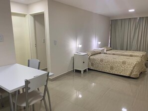 1 Schlafzimmer, Zimmersafe, individuell dekoriert