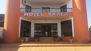 A two-story building with the sign "HOTEL SKALA" above the entrance. - Hotel Skala (Foz do Iguaçu)