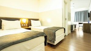A hotel room with two beds, a desk, and a chair. - Travel Inn Express Hotels Brás (São Paulo)