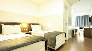 Habitación cuádruple estándar, varias camas | Minibar, wifi gratis, ropa de cama