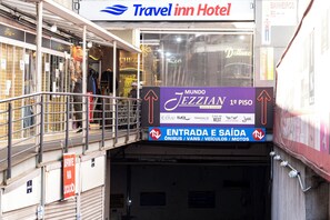 A Travel Inn Hotel entrance with a sign for Mundo Jezzian 1st Floor and directions for bus, vans, vehicles, and motorcycles. - Travel Inn Express Hotels Brás (São Paulo)