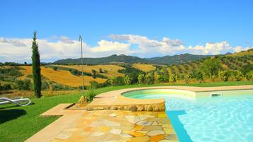 Piscine extérieure, piscine naturelle, chaises longues