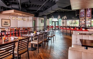 Se sirven desayunos, almuerzos y cenas; cocina americana