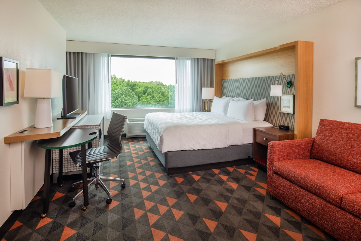 Premium bedding, in-room safe, desk, blackout curtains