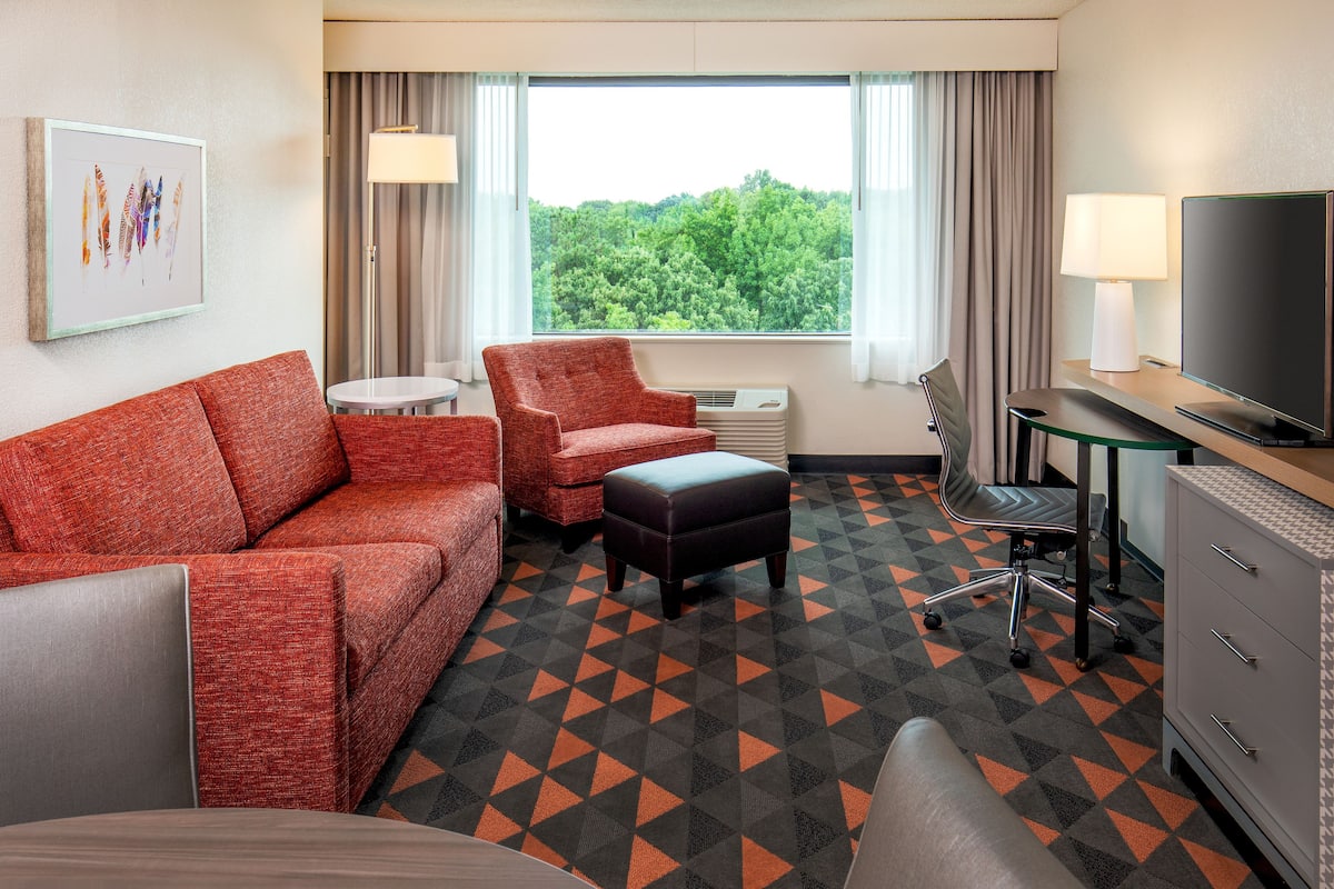 Premium bedding, in-room safe, desk, blackout drapes