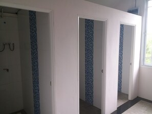 Shower, free toiletries, towels - Suannoina Resort (Pak Chong)