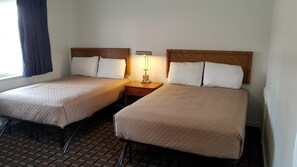 Desk, blackout drapes, iron/ironing board, free WiFi - Budget Inn Breezewood (Breezewood)