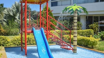 Utomhuspool, öppet 10.00 till 17.00, parasoller och solstolar