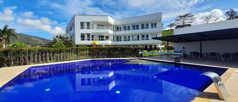 Hồ bơi ngoài trời, mở cửa từ 10:00 đến 17:00, dù/ô trên bãi biển/hồ bơi