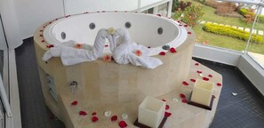 Comfort-Suite, 1 King-Bett, Whirlpool, Poolblick